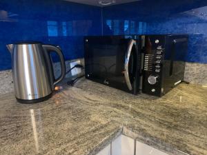 a microwave sitting on a counter next to a coffee mug at Locherboden in Grindelwald