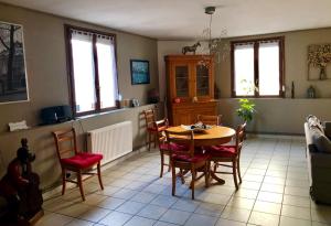 een keuken met een tafel en stoelen in een kamer bij venez visitez calais in Calais