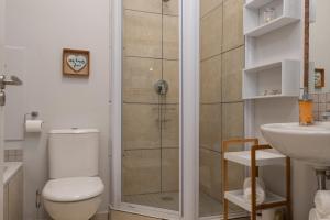 Un baño con ducha, inodoro y lavabo. en Ballito Luxury Apartment, en Ballito 15 fotos más