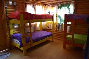 a room with two bunk beds in a cabin at Infinito Chill0ut in San Marcos Sierras