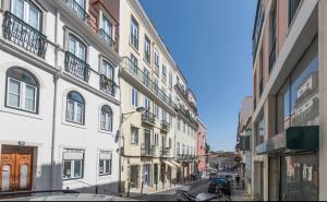 リスボンにあるRato Sunny Terraceの建物と路上駐車の街路