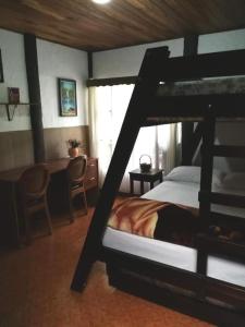 Katil dua tingkat atau katil-katil dua tingkat dalam bilik di Casa Irazu