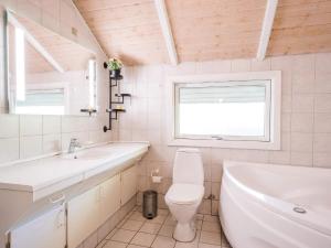Koupelna v ubytování Holiday home Oksbøl XLVII