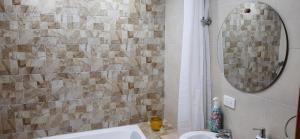 ein Bad mit einem Waschbecken und einem Spiegel in der Unterkunft Cabaña Rodamonte - Neusa in Cogua