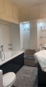 Un baño con inodoro, bañera y lavabo. en Comme à la maison, en plein coeur de Marrakech, en Marrakech