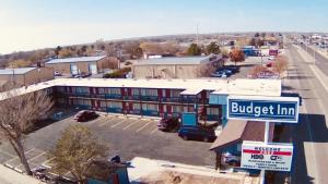 un edificio con un letrero de calle en un estacionamiento en Budget Inn, en Roswell