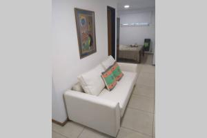 een witte bank met 2 kussens in de woonkamer bij home rent in La Plata