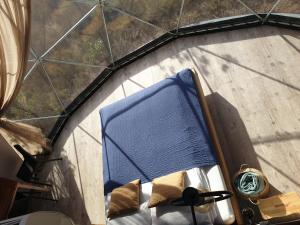 Podniebny Glamping的休息区