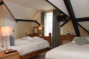 מיטה או מיטות בחדר ב-The Llanelwedd Arms Hotel