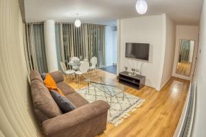 een woonkamer met een bank en een tafel bij Luxury Two Bed City Apartment -The Hub in Milton Keynes