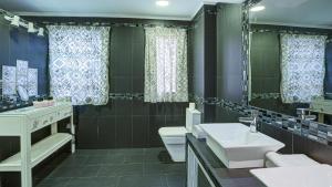 A bathroom at Villa Maday