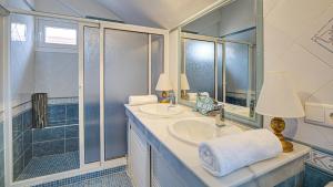 A bathroom at Villa Maday