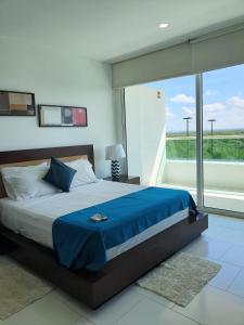 ein Schlafzimmer mit einem großen Bett und einem großen Fenster in der Unterkunft Cartagena Morros playa edificio frente al mar 1 in Cartagena de Indias