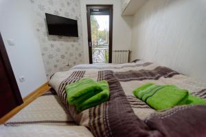 Postel nebo postele na pokoji v ubytování Zlatibor Apartman KRF 04