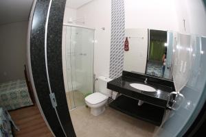 Ett badrum på Pousada Pérola Mineira