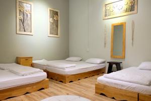 トゥイホアにあるNĂM ẤY HOMESTAYのベッド3台と鏡付きの部屋