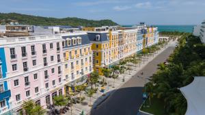 een luchtzicht op een stad met gebouwen bij Paralia Khem Beach Phu Quoc Hotel in Phu Quoc