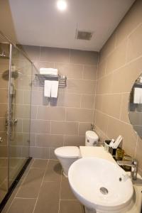 een badkamer met een toilet, een wastafel en een douche bij Paralia Khem Beach Phu Quoc Hotel in Phu Quoc