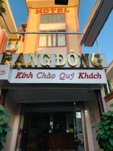 um sinal para um clube kilt nossa cozinha em frente a um edifício em RẠNG ĐÔNG em Da Lat