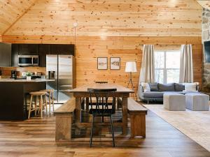 Fotografie z fotogalerie ubytování Timber Wheat Retreat - Hot Tub, Community Pool, Game and Theater Room v destinaci Sevierville + 46 fotografií