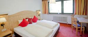 Giường trong phòng chung tại Hotel Berghof