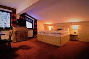 Giường trong phòng chung tại Hotel Berghof