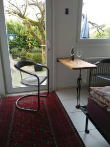 una camera con tavolo, sedia e finestra di Swiss Borzoi House a Bellerive