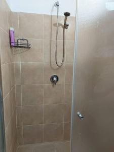 ベエルシェバにあるNEW STUDIO IN SOROKA HOSPITAL AREAの浴室のガラス扉付きシャワー