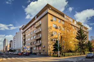 un edificio al lado de una calle con coches aparcados en Charming Place near Centre with GARAGE parking en Zagreb