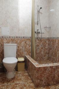 Авеста في آش: حمام مع مرحاض وحوض استحمام