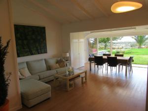 sala de estar con sofá, mesa y sillas en Villa in Duna Golf, en Playa del Inglés