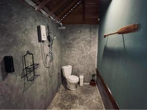 een badkamer met een douche en een toilet in een kamer bij The Hideaway, Koh Lipe in Ko Lipe