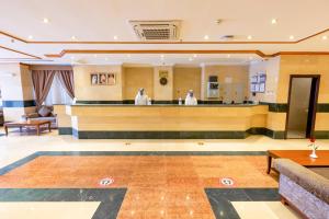 Yasmin Al Majd Hotel في مكة المكرمة: لوبي الفندق مع وجود بار في المنتصف