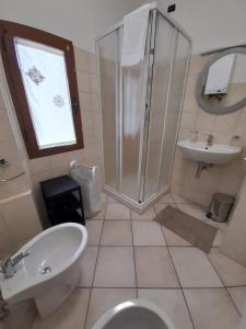 e bagno con doccia, servizi igienici e lavandino. di B&B InCentro a Ripatransone