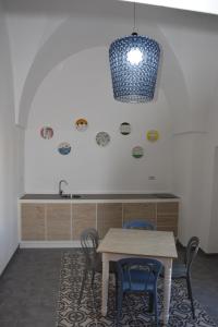 comedor con mesa y 2 sillas en Palazzo Rimesa en Cutrofiano