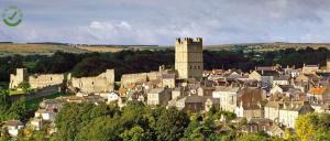 una città con un castello in cima a una collina di Upside Down Cottage a Richmond