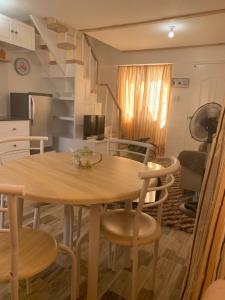 JDP Residences في بوتوان: مطبخ وغرفة طعام مع طاولة وكراسي