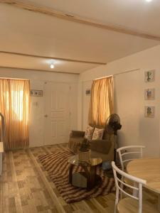 JDP Residences في بوتوان: غرفة معيشة مع أريكة وطاولة