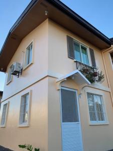 JDP Residences في بوتوان: منزل به باب ونوافذ زرقاء