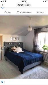 弗雷德里克斯堡的住宿－Säfsen，一间卧室配有一张带蓝色棉被的床