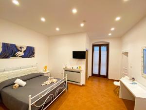 ein Schlafzimmer mit einem Bett und einem TV an der Wand in der Unterkunft Tenuta Vigna del Noce in Corato