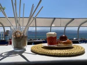 un tavolo con un piatto di ciambelle e una bevanda di Bed and Beach a Messina