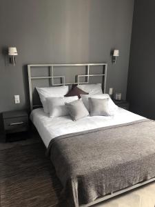 コチェリニキにあるinnGreyHotelのベッドルーム(白い枕の大型ベッド1台付)