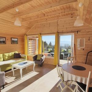 een woonkamer met een bank en een tafel bij Podbucznik 3 Leskowiec in Targoszów