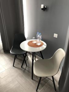 コチェリニキにあるinnGreyHotelの白いテーブル(椅子2脚、メガネ付)