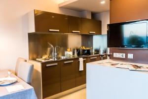 cocina con fregadero y encimera en Hauzify I Apartaments Grup Claustre, en Torredembarra