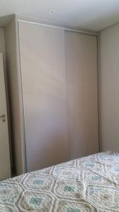 Ένα ή περισσότερα κρεβάτια σε δωμάτιο στο Lindo apartamento Riverside Imbassaí