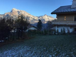 サン・ジェルヴェ・レ・バンにあるChalet Le Paddockの山を背景にした家
