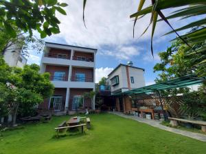 a view of the courtyard of a building at Stone Home Bed and Breakfast in Taitung City