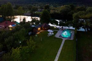 una vista aérea de un patio trasero con una tienda verde en Casa Dellˇ Amore, en Bihać